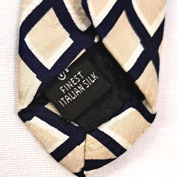 Men's Hickey Freeman Silk Diamond Patterned Tie - Picture 6 of 6